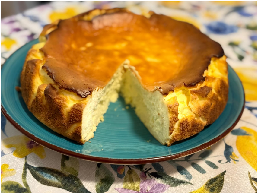 Strawberry cake with fresh berries